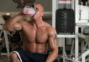 Muskuløs mand med en proteinshake - proteinpulver og weight gainer shake