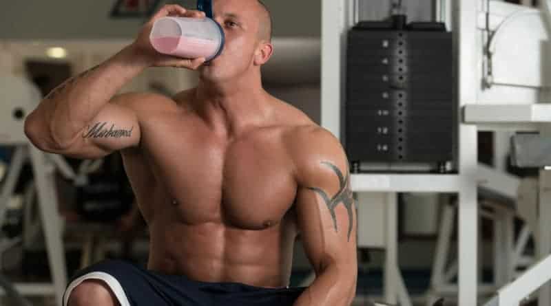 Muskuløs mand med en proteinshake - proteinpulver og weight gainer shake