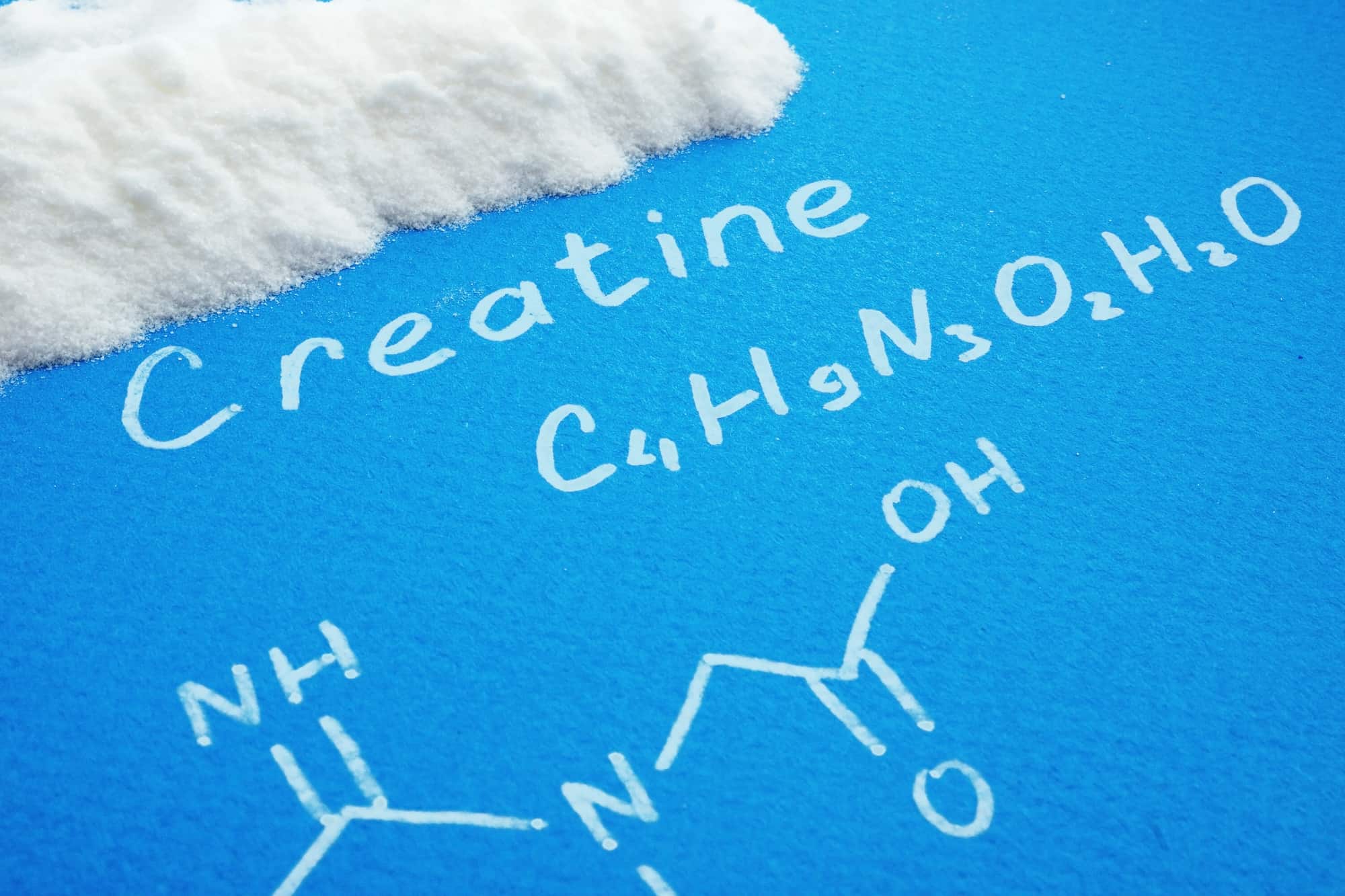 kreatinpulver med den kemiske formel for kreatin monohydrat