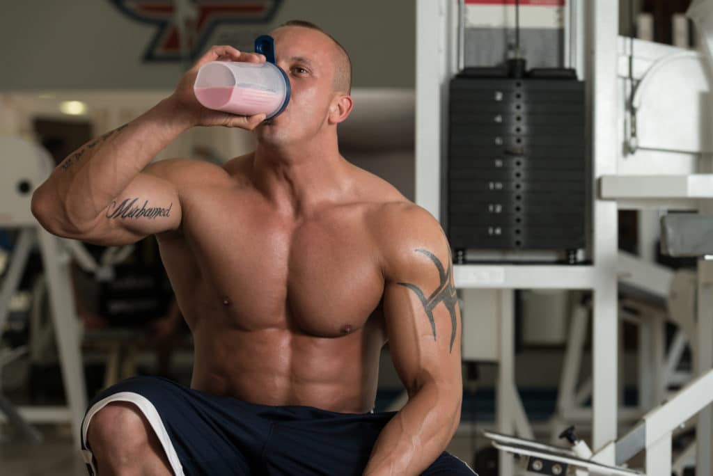 Muskuløs mand med en proteinshake - proteinpulver og weight gainer shake